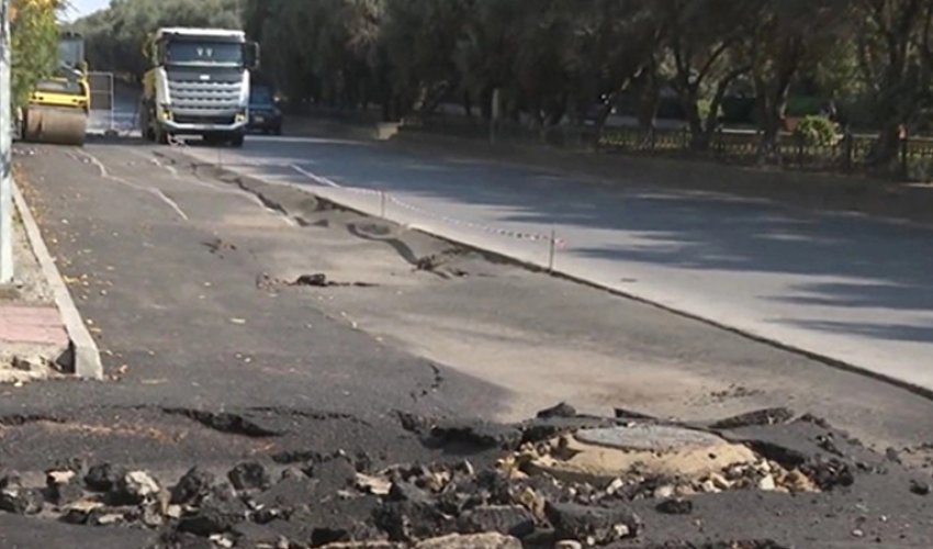 Bakıda yeni asfaltlanan yol çöküb - VİDEO Bakıda yeni asfaltlanan yol çöküb - VİDEO