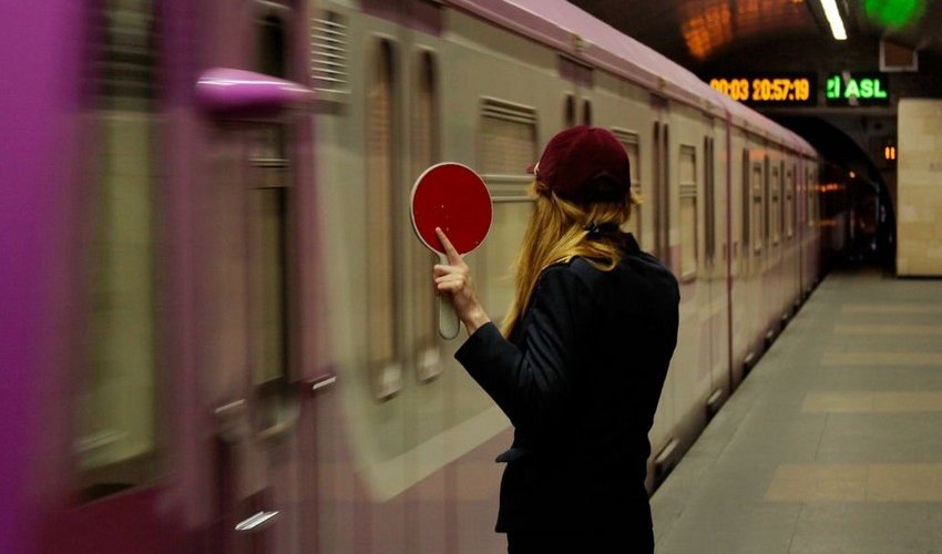 Metroda yenə qatarların hərəkətində problem yaranıb
