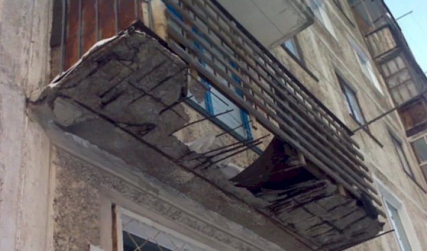 Bakıda binanın balkonu uçub