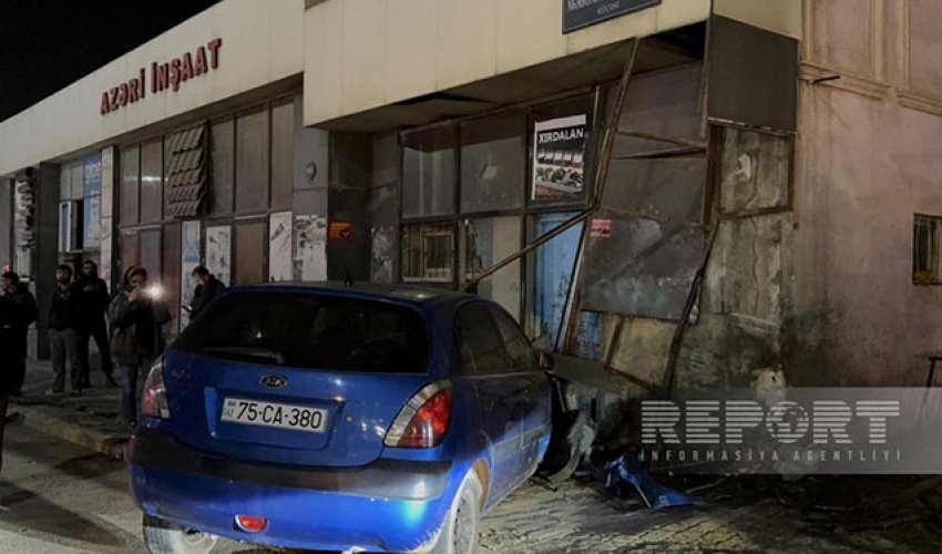 Sumqayıtda avtomobil mağazaya çırpılıb Sumqayıtda avtomobil mağazaya çırpılıb