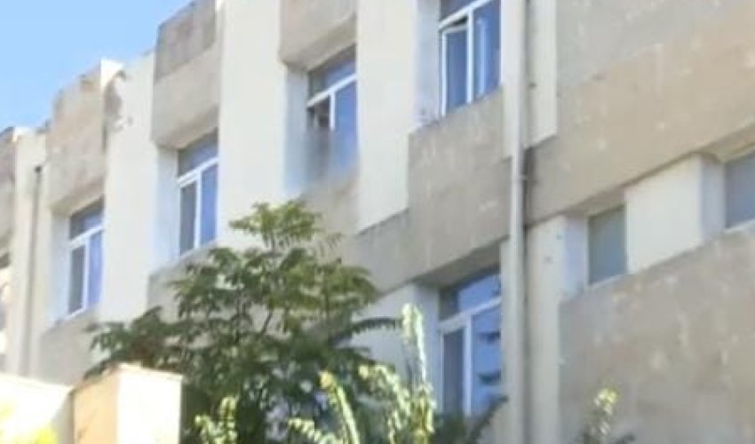 Ученики столичной школы пытались выбросить одноклассника из окна?