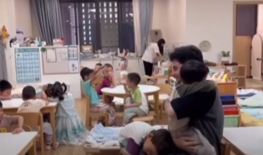 Çində arxasınca uşaqların ağladığı azərbaycanlı müəllim kimdir? - VİDEO Çində arxasınca uşaqların ağladığı azərbaycanlı müəllim kimdir? - VİDEO
