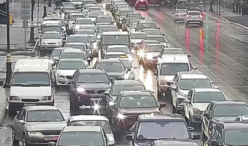 В Баку на большинстве основных улиц и проспектов наблюдаются пробки В Баку на большинстве основных улиц и проспектов наблюдаются пробки