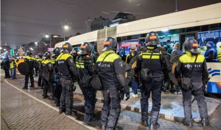 Amsterdamda israilli azarkeşlərə hücum olunub,10 nəfər yaralanıb - Video