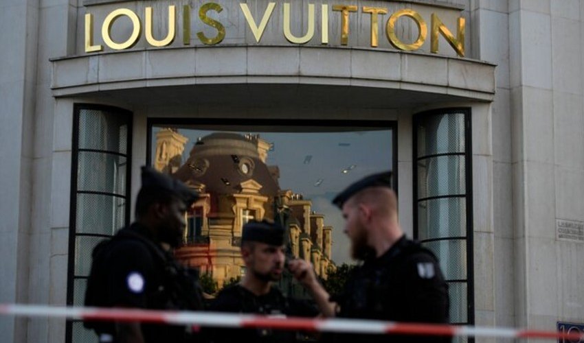 Бутик Louis Vuitton в Париже во второй раз обокрали Бутик Louis Vuitton в Париже во второй раз обокрали