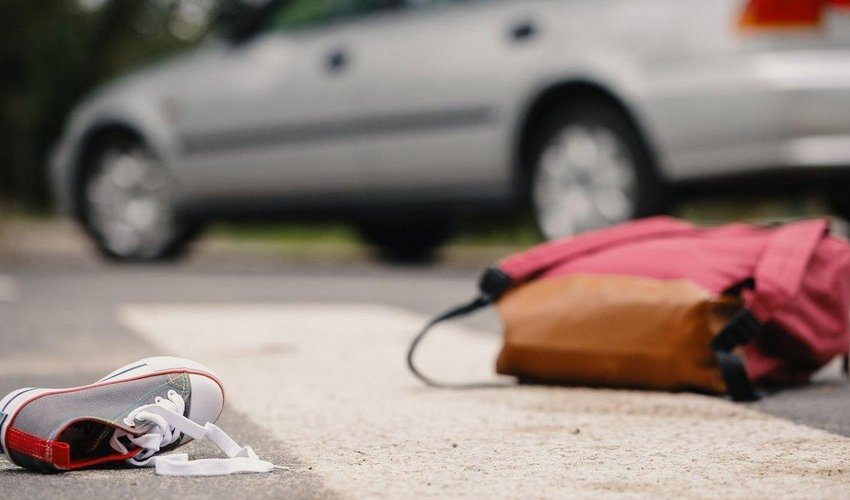 В Баку 18-летнюю девушку сбил автомобиль В Баку 18-летнюю девушку сбил автомобиль