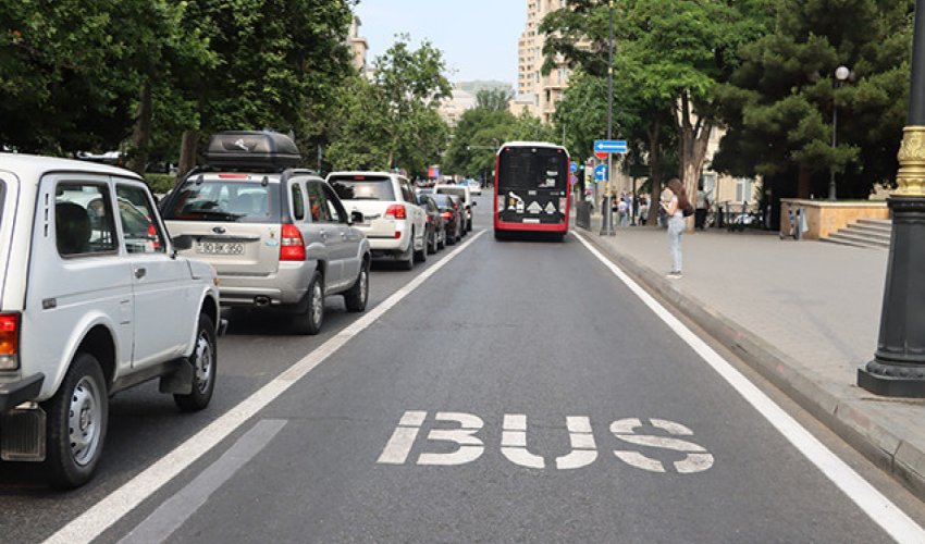 Daha bir küçədə avtobus zolağının qüvvədə olma vaxtını bildirən yol nişanı quraşdırılıb