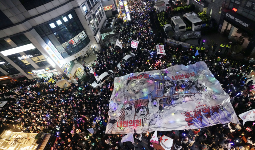 Сторонники и противники президента Южной Кореи вышли на акции протеста в Сеуле