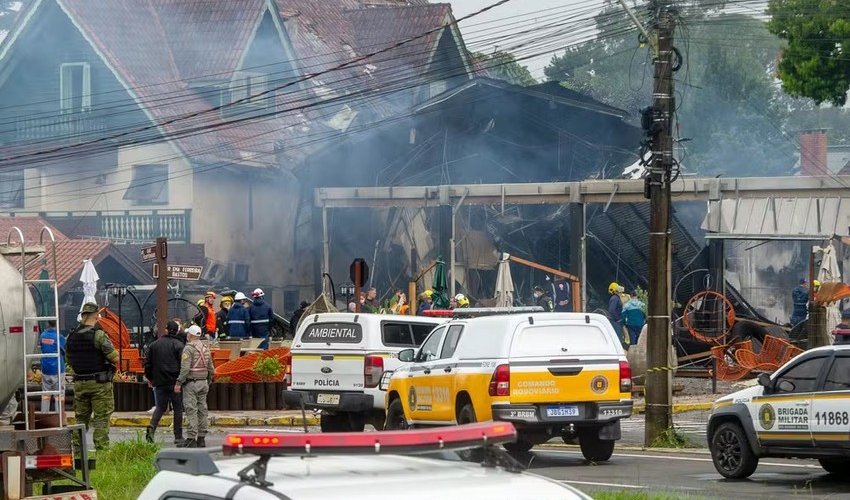 В жилом квартале в Бразилии упал самолет, погибли не менее 10 человек