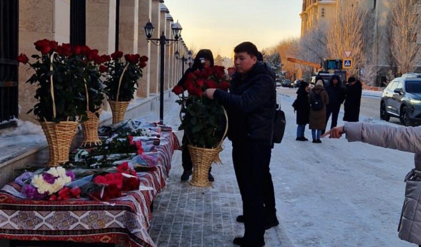 Media: Kazakhstanis bringing flowers to Azerbaijan's embassy in Astana