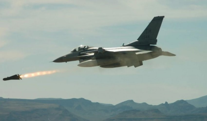 İsrail Suriyanın tank bazasına zərbələr endirib İsrail Suriyanın tank bazasına zərbələr endirib