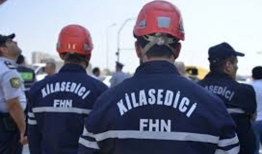 Bağlı qapı arxasında köməksiz qalan 9 yaşlı uşağı xilas edilib- Video Bağlı qapı arxasında köməksiz qalan 9 yaşlı uşağı xilas edilib- Video