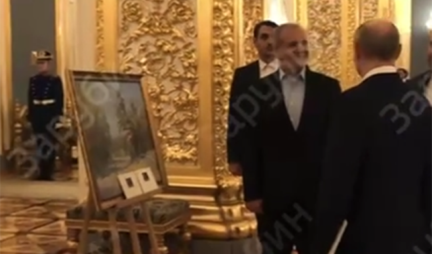 Putinin Pezeşkiana hədiyyələri - Video Putinin Pezeşkiana hədiyyələri - Video