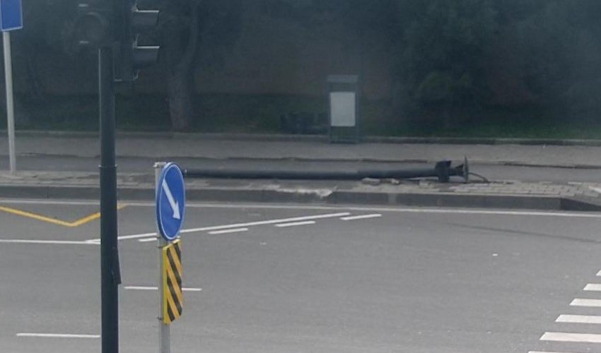 Bakıda yol qəzası olub, svetofor aşıb