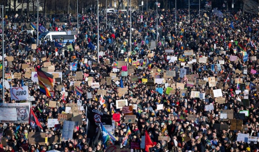 Немцы массово вышли на улицы против националистов