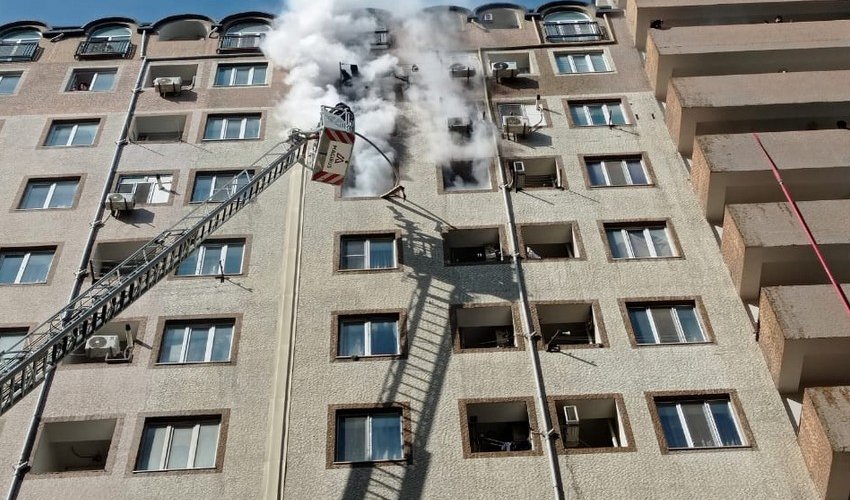 В Хырдалане 10 человек были эвакуированы при пожаре в жилом здании