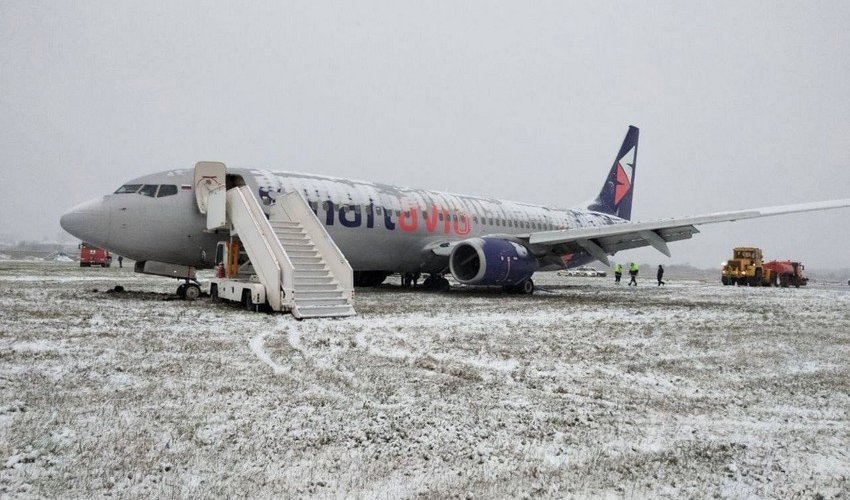 В Пермском аэропорту самолет выкатился за пределы взлетно-посадочной полосы