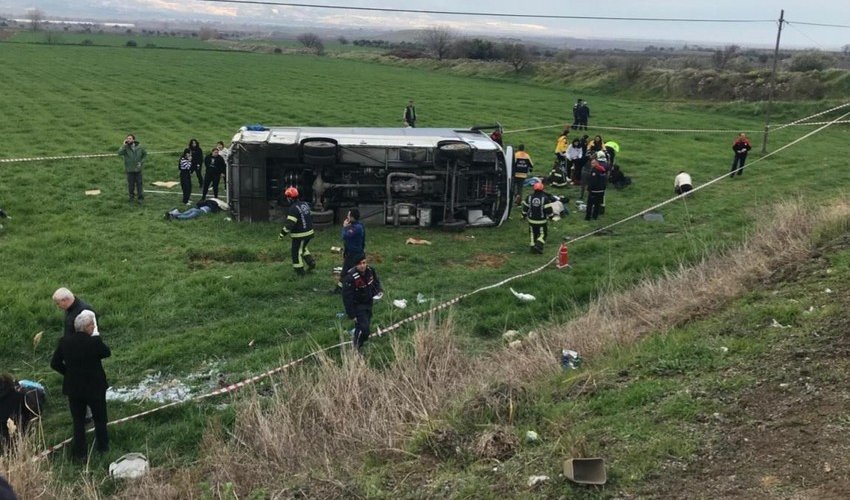 В Турции в ДТП с микроавтобусом погибли двое, 26 человек пострадали