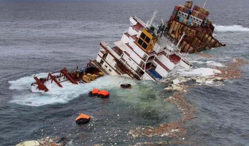 Сухогруз тонет в Азовском море