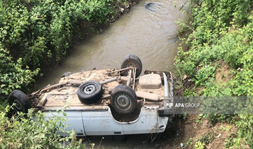 В Кюрдамире автомобиль опрокинулся в канал, погибли два человека