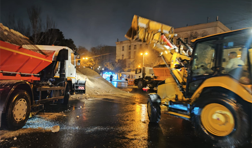 Bakıda yollara duz səpilir