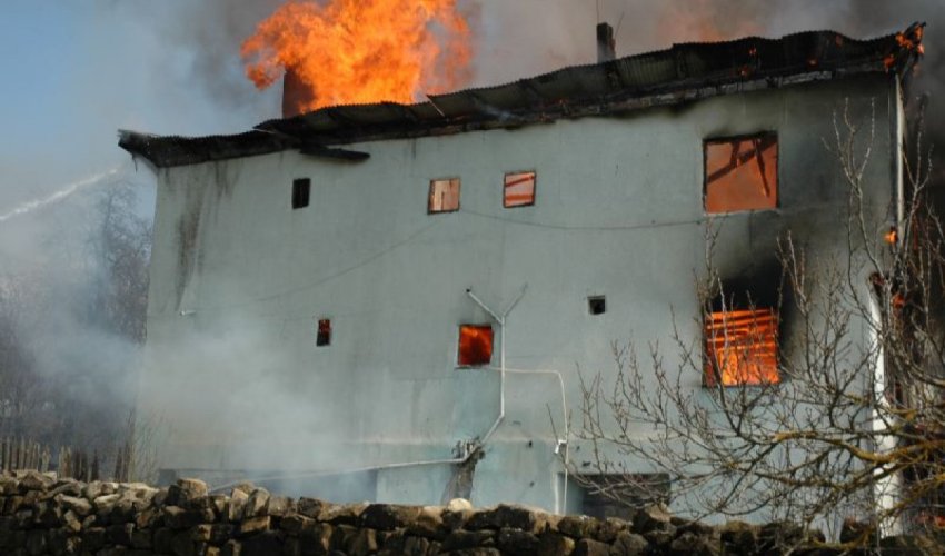 Astarada yaşayış evi yanıb, iki azyaşlı ölüb