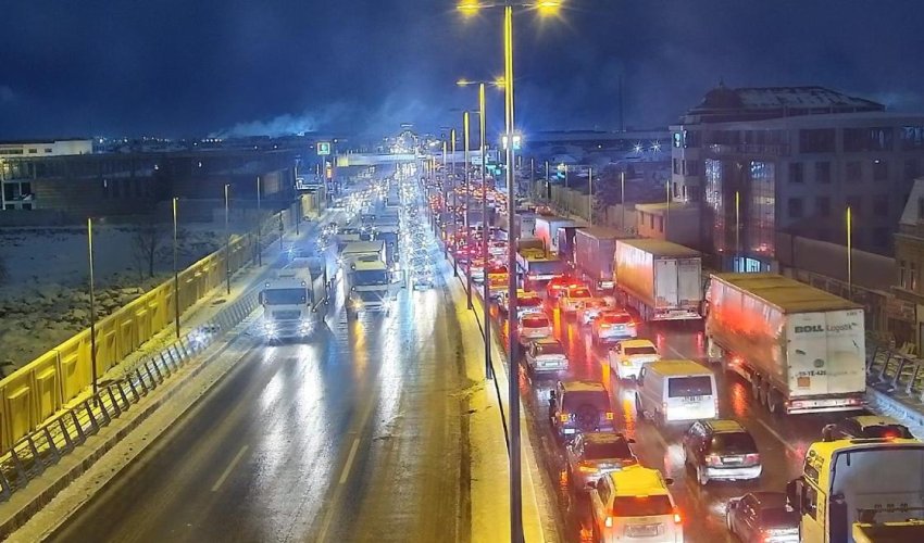 Bakıda yol qəzaları sıxlığa səbəb olub - Siyahı