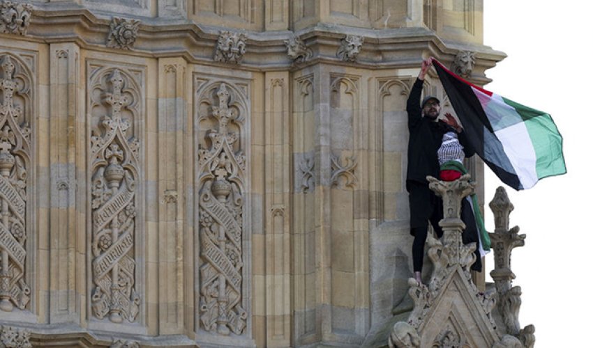 Londonda nümayişçi Fələstin bayrağı ilə “Big Ben”ə dırmaşıb