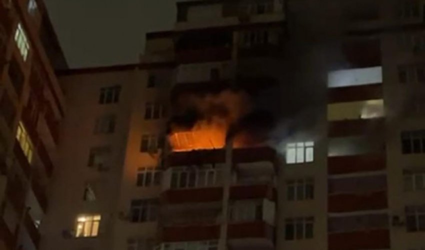 Bakıda binada güclü yanğın olub, 12 nəfər təxliyə edilib - Video Bakıda binada güclü yanğın olub, 12 nəfər təxliyə edilib - Video