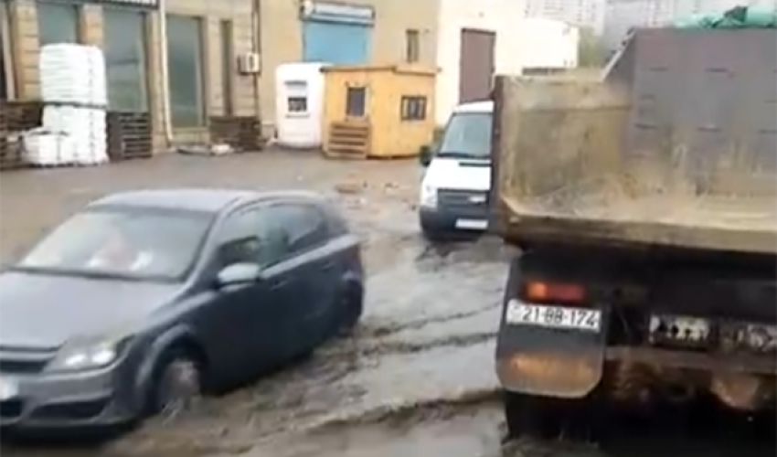 Yağışdan sonra Xırdalanda kanalizasiya xətləri daşdı - Video
