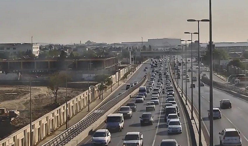 На ряде улиц и проспектов Баку затруднено движение транспорта На ряде улиц и проспектов Баку затруднено движение транспорта