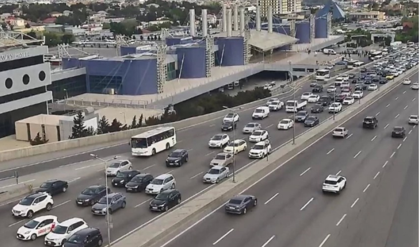 В Баку на ряде улиц и проспектов затруднено движение транспорта В Баку на ряде улиц и проспектов затруднено движение транспорта