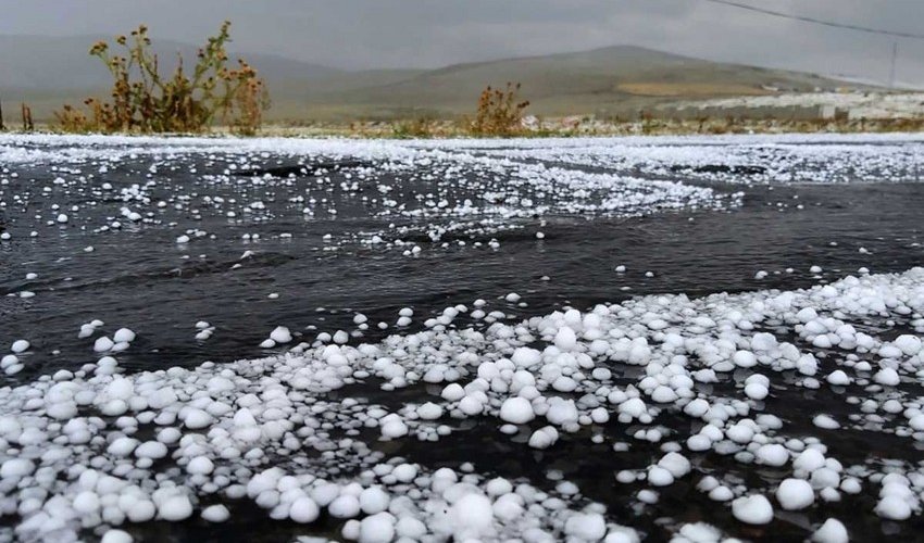 Göygöl və Daşkəsənə dolu düşüb
Göygöl və Daşkəsənə dolu düşüb