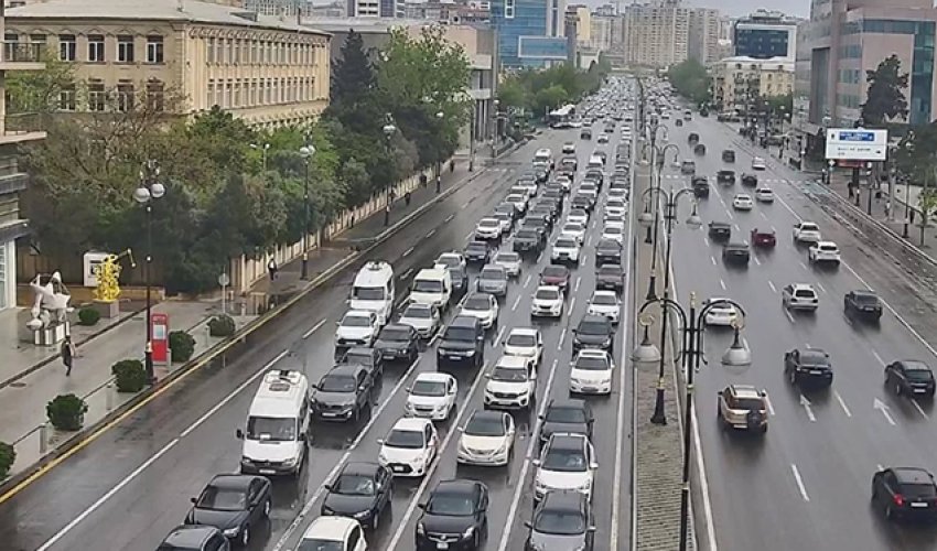 Yollarda yenə tıxac var Yollarda yenə tıxac var