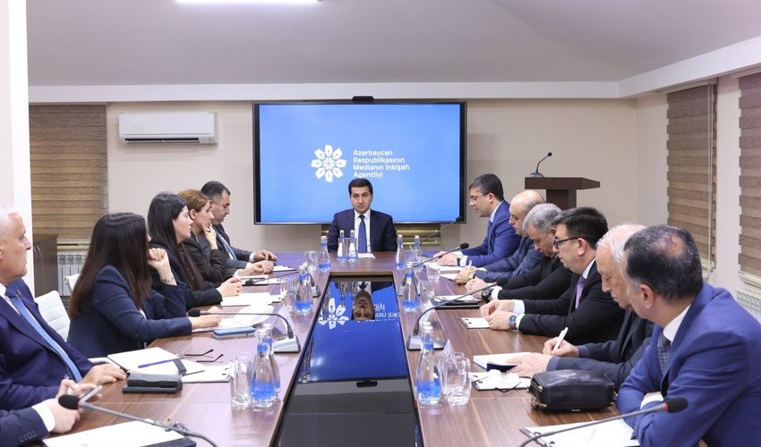 Hikmət Hacıyev media subyektlərinin rəhbərləri ilə görüşüb Hikmət Hacıyev media subyektlərinin rəhbərləri ilə görüşüb