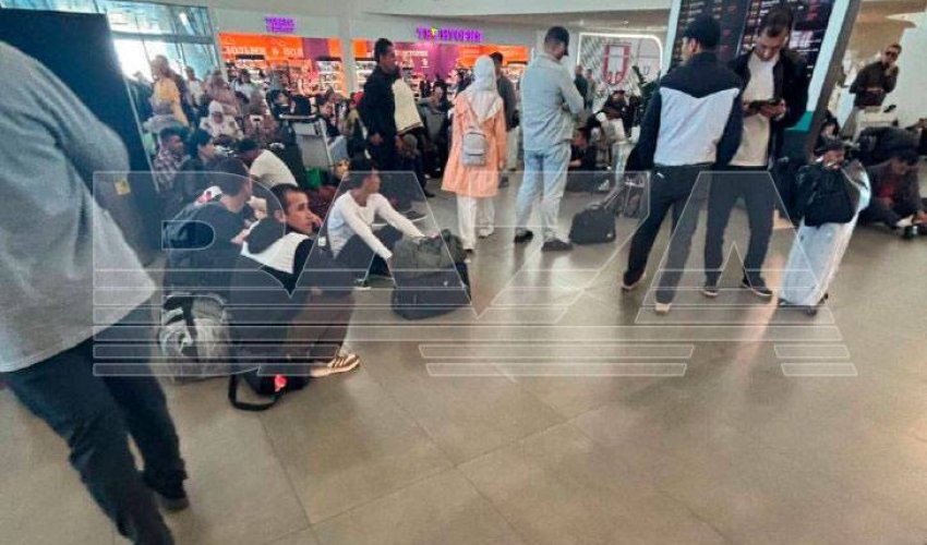 Rusiyada hava limanlarında qalan sərnişinlər etiraz edib - Video Rusiyada hava limanlarında qalan sərnişinlər etiraz edib - Video