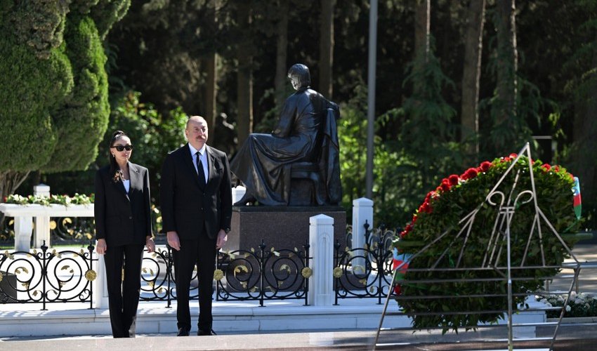 Prezident və xanımı Fəxri xiyabanda Heydər Əliyevin məzarını ziyarət ediblər