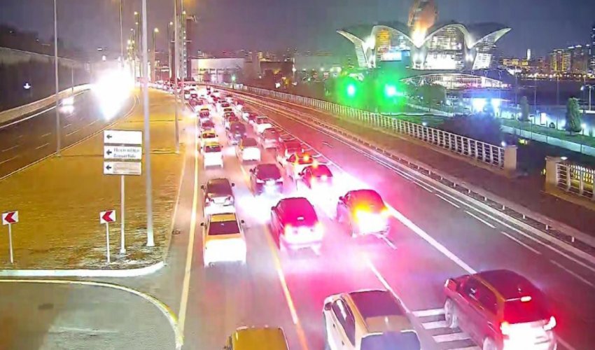 Paytaxtın bəzi yollarında sıxlıq müşahidə olunur - SİYAHI Paytaxtın bəzi yollarında sıxlıq müşahidə olunur - SİYAHI