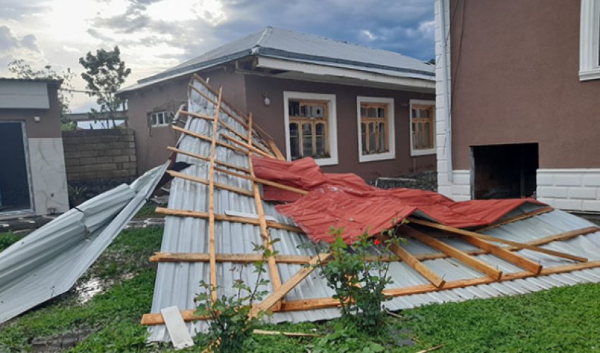В Гахском районе сильный ветер сорвал крышу жилого дома В Гахском районе сильный ветер сорвал крышу жилого дома