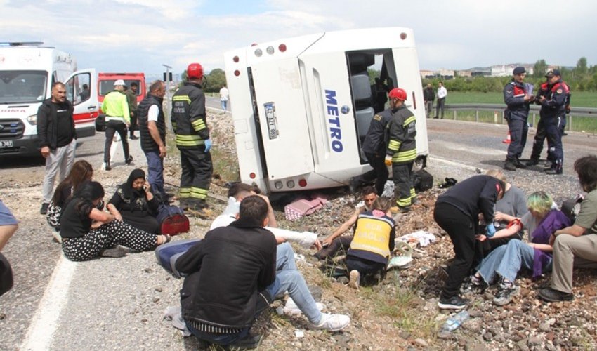 В турецкой Конье перевернулся пассажирский автобус, 13 человек пострадали В турецкой Конье перевернулся пассажирский автобус, 13 человек пострадали