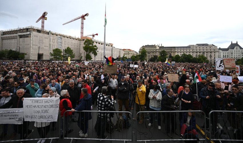 В Венгрии вспыхнули массовые протесты против закона Орбана В Венгрии вспыхнули массовые протесты против закона Орбана