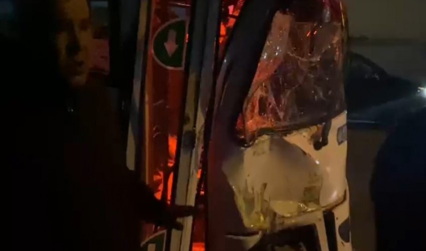 Bakıda iki sərnişin avtobusu toqquşub: xəsarət alanlar var Bakıda iki sərnişin avtobusu toqquşub: xəsarət alanlar var