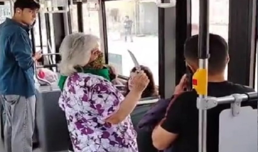 Əlibıçaqlı qadın avtobusda təşviş yaradıb- VİDEO Əlibıçaqlı qadın avtobusda təşviş yaradıb- VİDEO