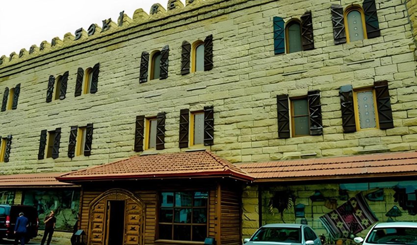 Şəki restoranının sahibinə sökülən restoran üçün 14 milyon manat verildiyi deyilir Şəki restoranının sahibinə sökülən restoran üçün 14 milyon manat verildiyi deyilir
