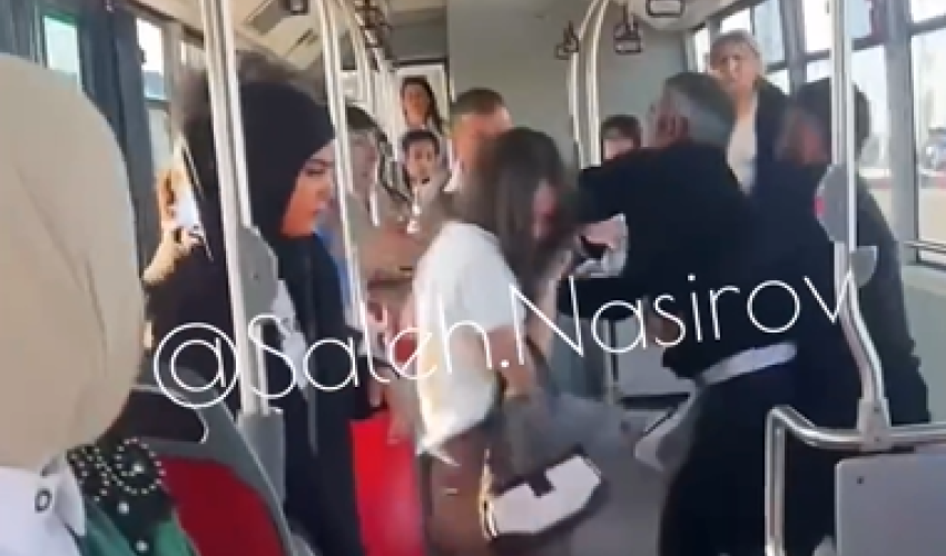 “BakuBus”da ata qızını döyüb “BakuBus”da ata qızını döyüb