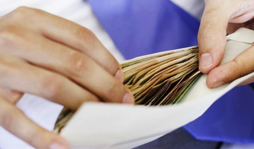 Azərbaycanda qadınlar orta hesabla kişilərdən 368 manat az maaş alır Azərbaycanda qadınlar orta hesabla kişilərdən 368 manat az maaş alır