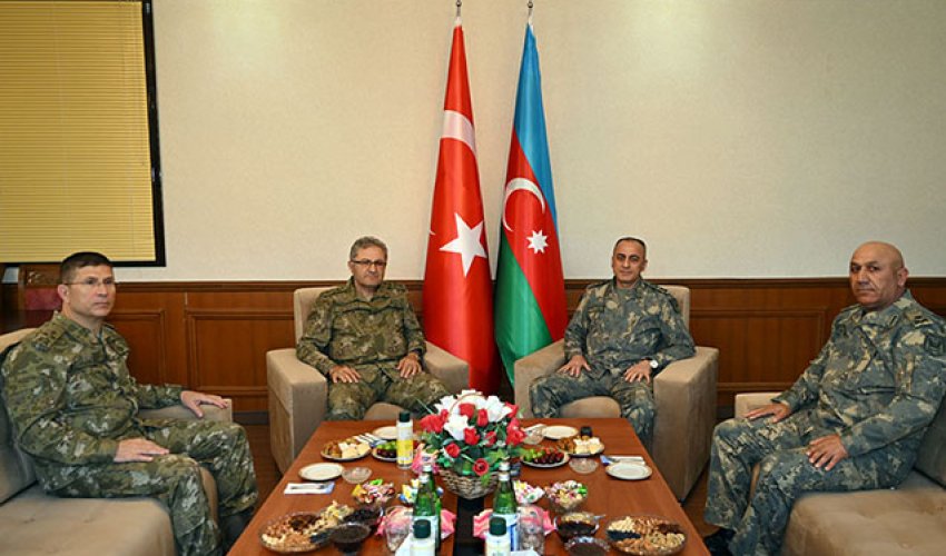 Hikmət Mirzəyev ordu generalı ilə görüşüb Hikmət Mirzəyev ordu generalı ilə görüşüb