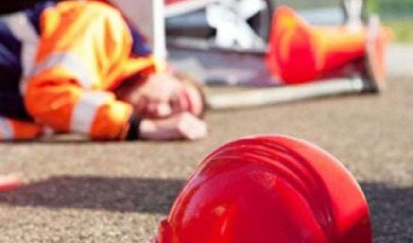 Körpüdə çalışan fəhlə yıxılıb ölüb Körpüdə çalışan fəhlə yıxılıb ölüb