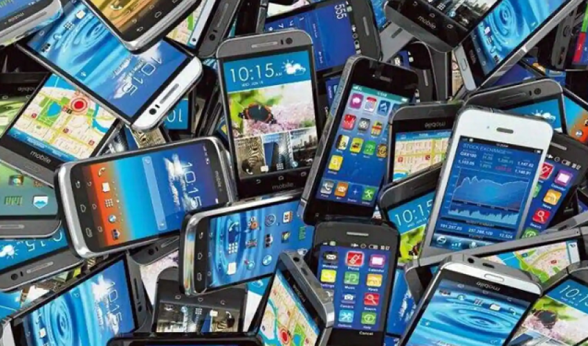 Bakıda 3 min 600 manatlıq telefon oğurlanıb Bakıda 3 min 600 manatlıq telefon oğurlanıb