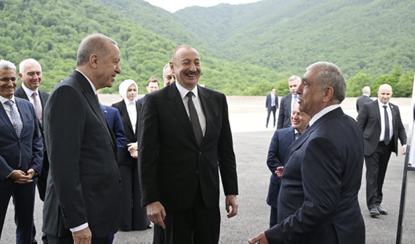 Prezidentlər Kəlbəcər-Laçın avtomobil yolunda görülən işlərlə tanış olublar Prezidentlər Kəlbəcər-Laçın avtomobil yolunda görülən işlərlə tanış olublar